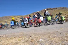 Les enfants passent les 4000 mètres d'altitude à vélo pour la première fois (et pas la dernière)