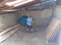 Aménagement de notre chambre d'hôte : après avoir empilé les bouses séchées dans un coin, Sofia passe un coup de balai