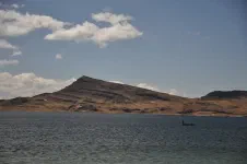 Un ado pèche la truite, seul au milieu de lac, à 4400 mètres d'altitude. Le fruit de sa pèche sera servi directement dans le restaurant tenu par sa mère. Il est frais son poisson