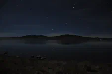 La nuit est tombée sur le lac
