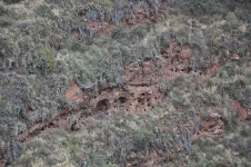 Des dizaines de tombes (tous les trous dans la paroi) constituent l'un des plus grands cimetières inca