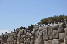 Certains blocs de pierres pèsent jusqu'à 320 tonnes. Il ont été amené par des hommes qui... ne connaissaient pas la roue, mais l'huile de coude et la motivation