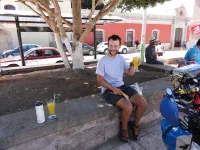 Pique nique avec un bon jus d'oranges pressées devant les yeux, dans un verre à pied