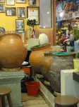 hacune des jarres est remplie d'un jus de fruit ou d'une agua fresca différente à déguster sans modération