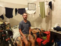 Ce n'est pas le Hilton, et quand il s'agit de stocker dans quelques mètres carrés : les vélos, les sacoches, le linge à sécher, et accessoirement deux cyclistes, cela peut vite devenir le bazar.