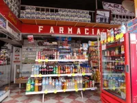 Ici, les pharmacies, c'est du sérieux ! (et cette photo ne montre pas une exception)