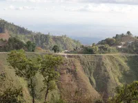 Même sur les pentes extrèmes, les paysans arrivent à cultiver maïs et fruits