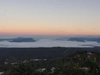 Lever du soleil sur une mer de nuages