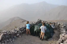 Montage de la tente des enfants, pour l'instant avec l'assistance des parents