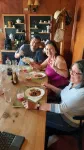 Henry a déjà fini son assiette, Pamela et Orfa dégustent encore la ratatouille