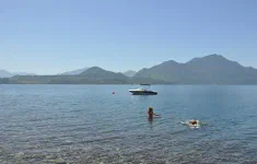 Baignade à mi-journée dans une eau d'une clarté à couper le souffle