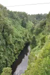 La route est désormais assez plate mais passe au-dessus de belles gorges