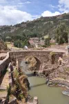 Pont/passerelle inca (d'origine) devant un pont colonial