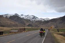 À déjà plus de 4000 mètres d'altitude, les sommets qui nous entourent sont intimidant, la neige commence à peine 500 mètres plus haut