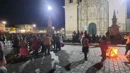 Danses organisées au pied de l'église, sans raison particulière sinon le plaisir de festoyer