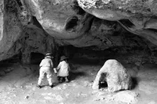 Caverne avec un four. Alicia et Sofia en profitent pour effectuer des prélèvements.