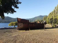 Epave du vieux bateau à vapeur qui transportait des passagers sur le lac Panguipulli
