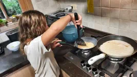 Alicia et Olivier préparent une montagne de crêpes pour nos hôtes