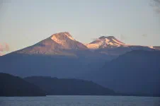 Pleine vue sur le volcan Mocho-Choshuenco au coucher du soleil