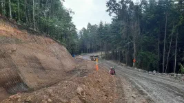 C'est le chantier par ici ! (et nous sommes content que la petite bruine colle la poussière au sol)