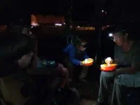 Dîner à la frontale, le soleil se couche tôt