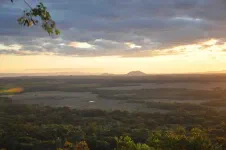 Coucher de soleil sur la plaine, un beau moment de contemplation en famille
