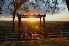 Coucher de soleil sur la plaine, un beau moment de contemplation en famille