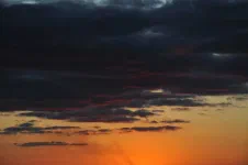 Coucher de soleil sur la plaine, un beau moment de contemplation en famille
