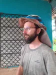 Olivier arbore avec fierté et style son prototype de chapeau-casque. Conclusion au bout de quelques jours : très efficace !