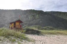 Il y a même des surveillants de baignade sur cette plage accessible à pieds seulement