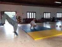 Séance de breakdance, dispensée par un jeune du quartier