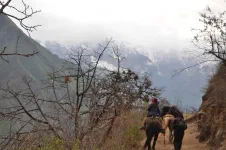 Alicia et Sofia sont remontés sur le cheval