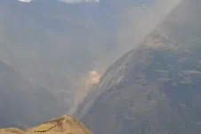 Éboulement sur la montagne d'en face. Ça arrive plusieurs fois par jours et la vallée se remplit de poussière