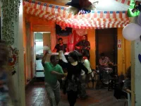Les clients dansent la Cueca